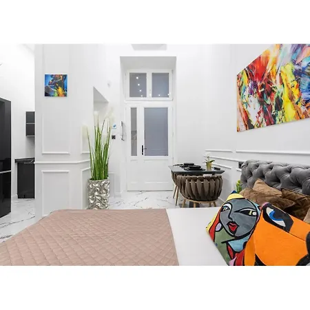 Modern Location For Tt Budapeste